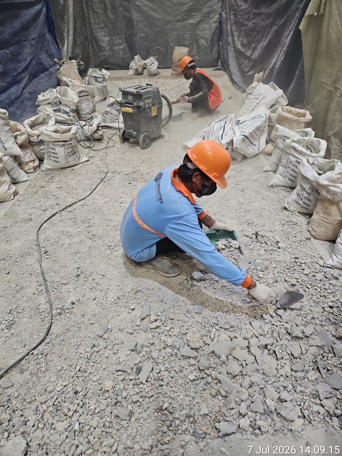 Teknisi PT. Cakratek Buana Amerta melakukan chipping dan pembersihan area beton yang rusak