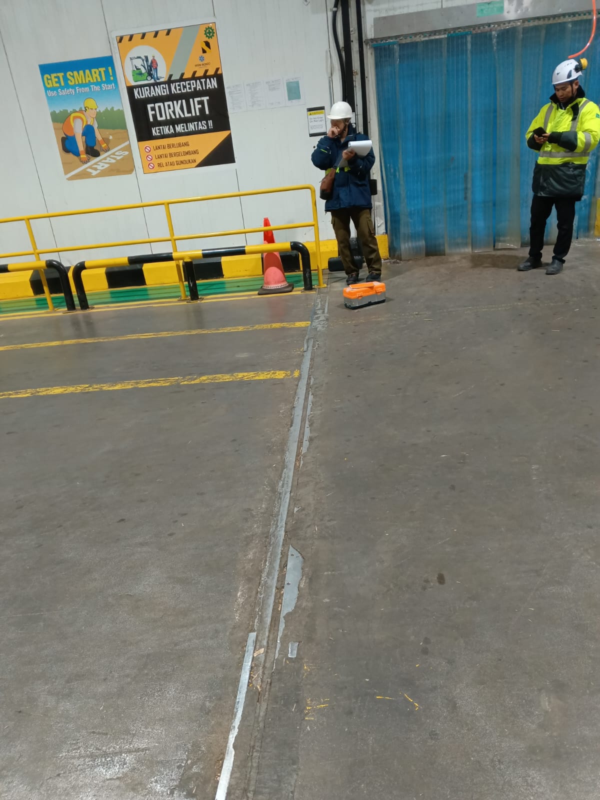 Tim survei melakukan pencatatan kondisi beton dan expansion joint
