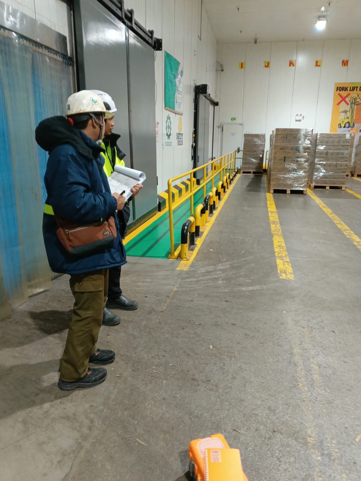 Inspeksi kondisi beton dan expansion joint di area operasional pabrik ice cream Cikarang