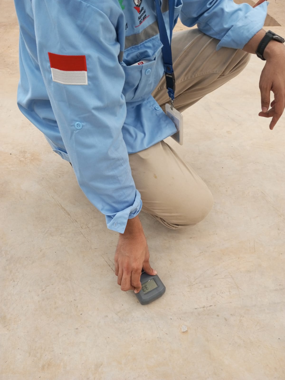 Pengukuran kadar kelembapan beton menggunakan moisture meter oleh tim PT. Cakratek Buana Amerta