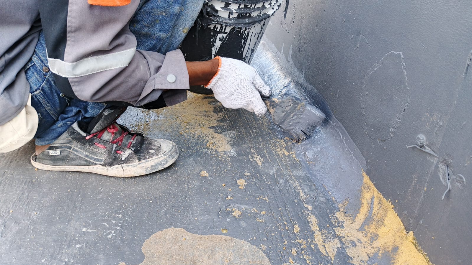 Hasil coving memanjang pada saluran beton Proyek Vila Dhoho Kediri dengan taburan pasir silika