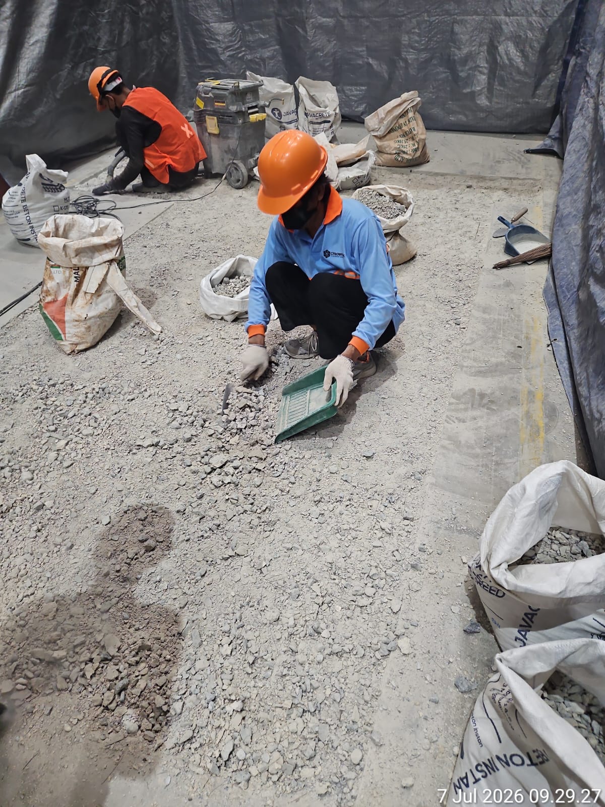 Pembersihan puing dan debu beton sebelum aplikasi material perbaikan