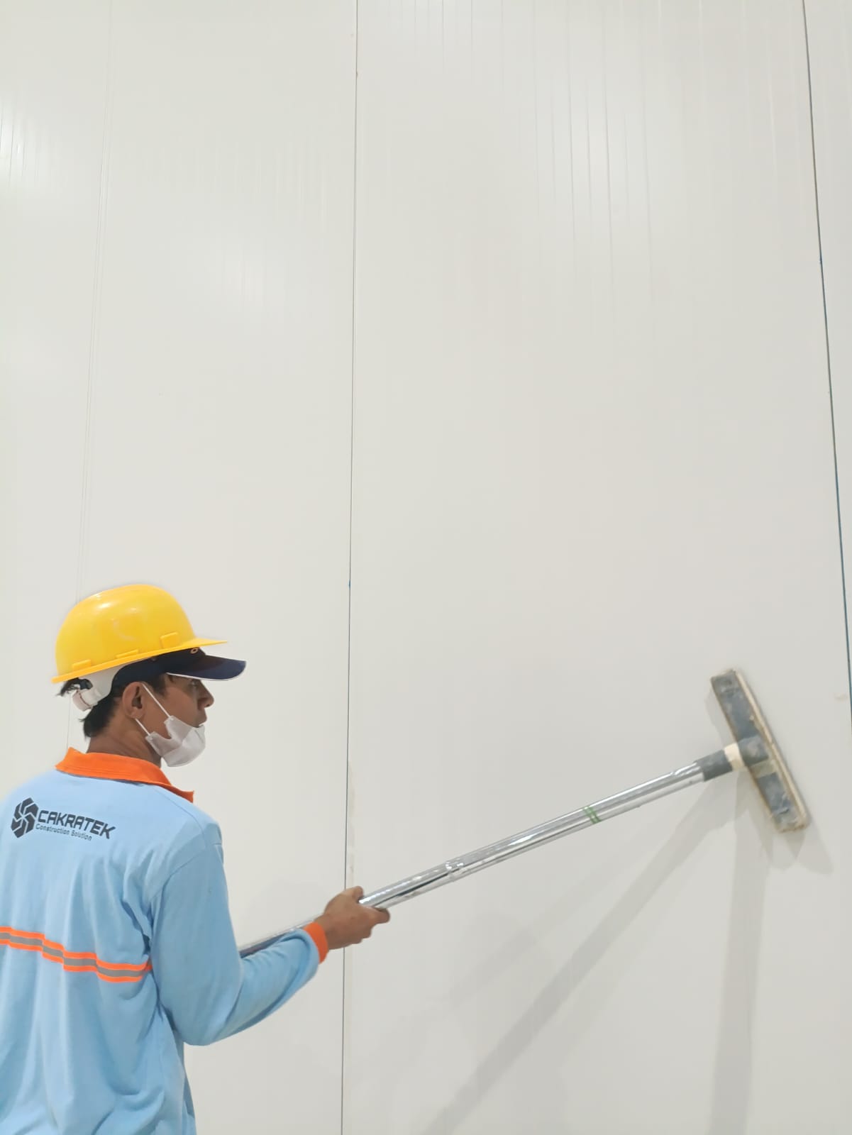 Persiapan dan coating dinding pada proyek warehouse komersial di Cikarang