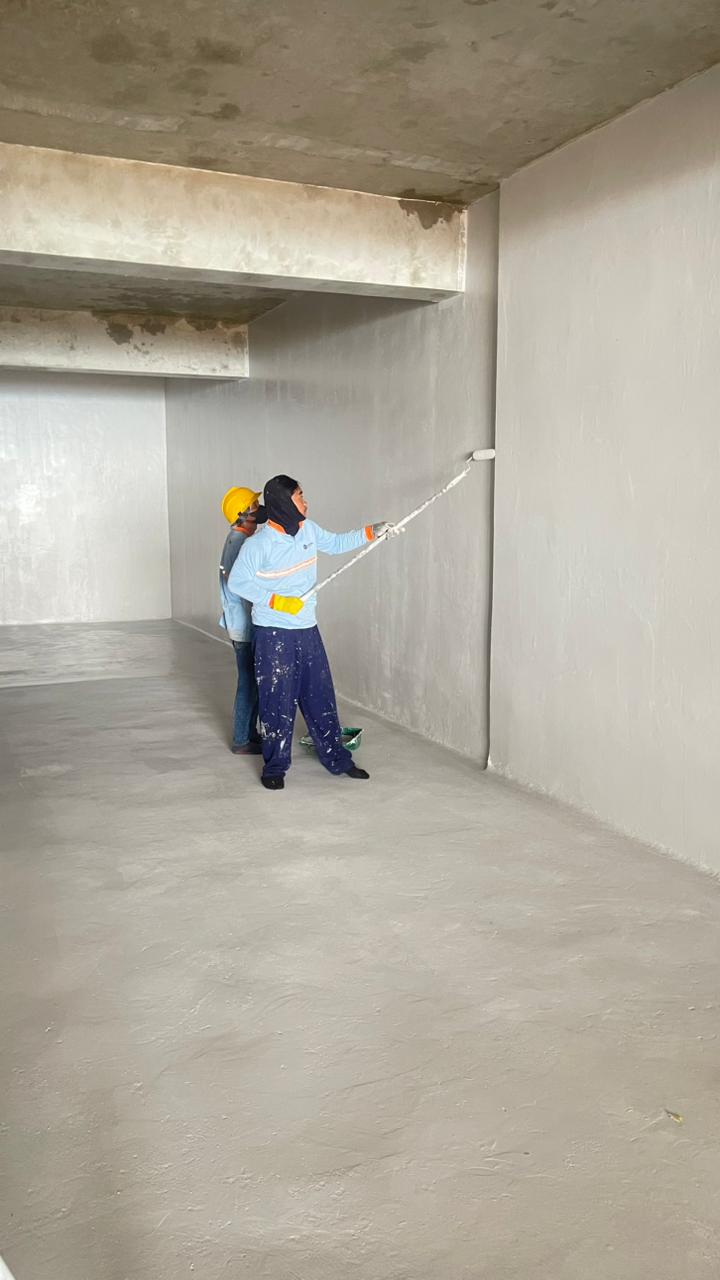 Aplikasi coating dinding cold storage oleh tim PT. Cakratek Buana Amerta