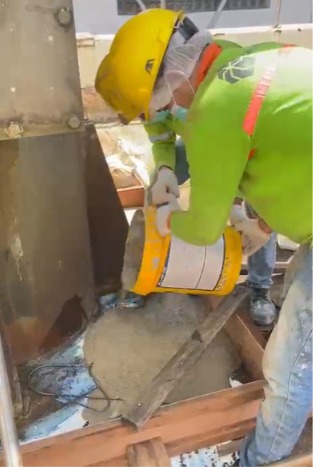 Proses penuangan material grouting non-shrink