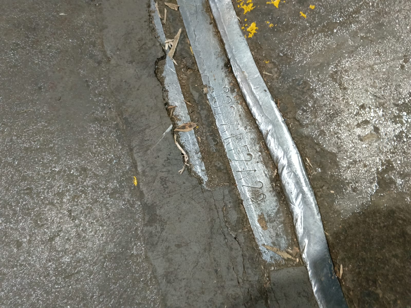 Sealant expansion joint rusak dan tidak lagi berfungsi optimal