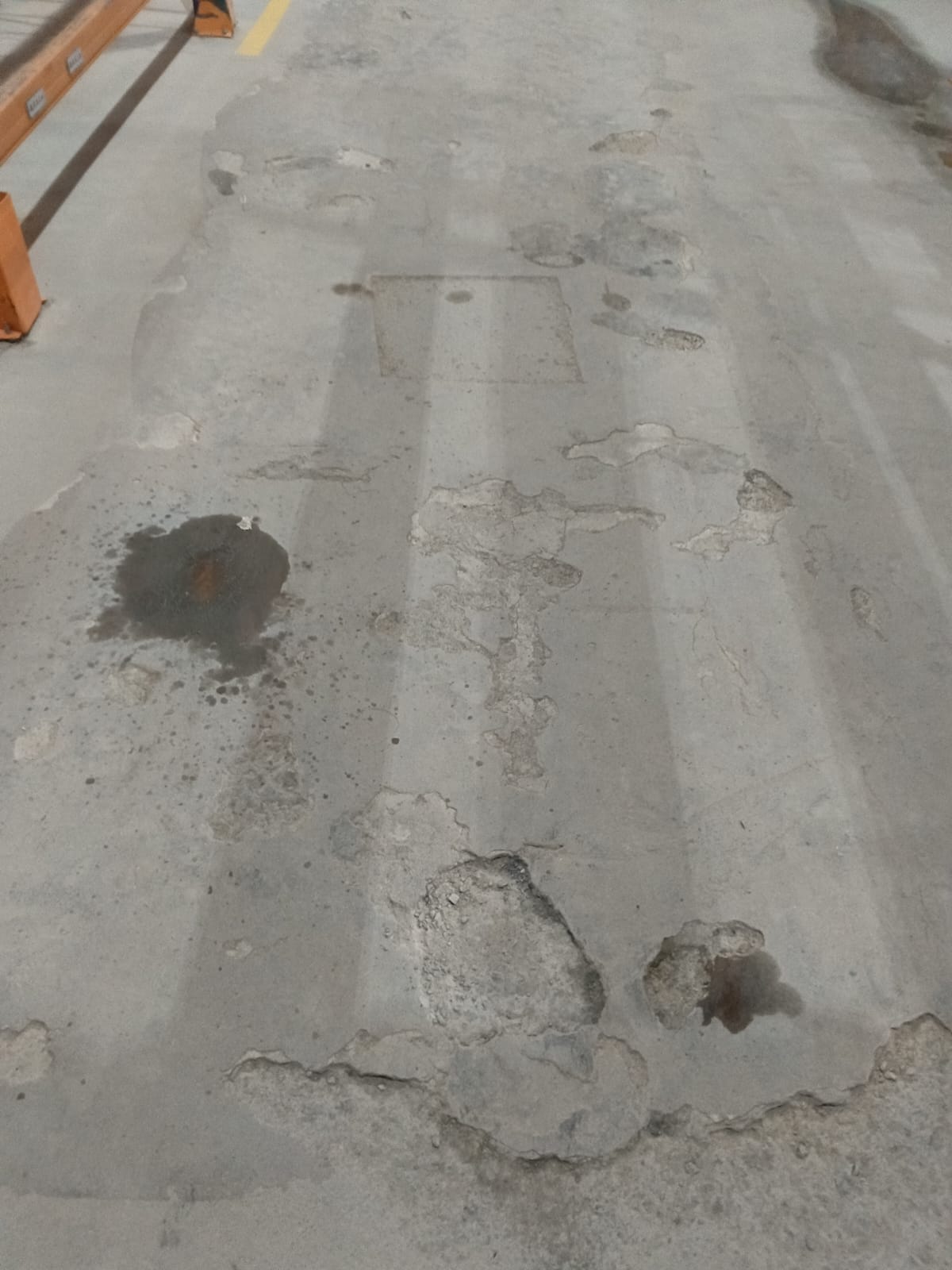 Permukaan beton cold storage terkelupas dan berlubang akibat siklus suhu ekstrem