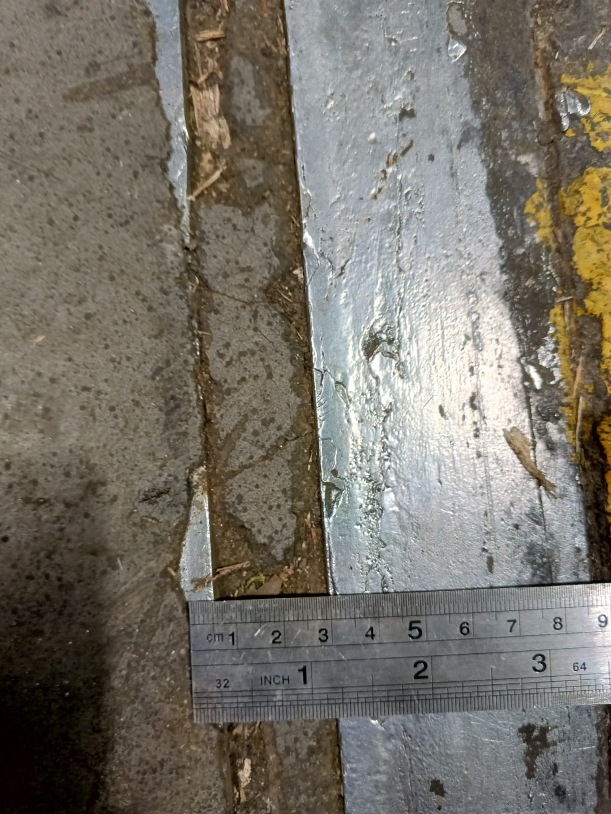 Tepi beton terkelupas di sepanjang expansion joint lantai industri