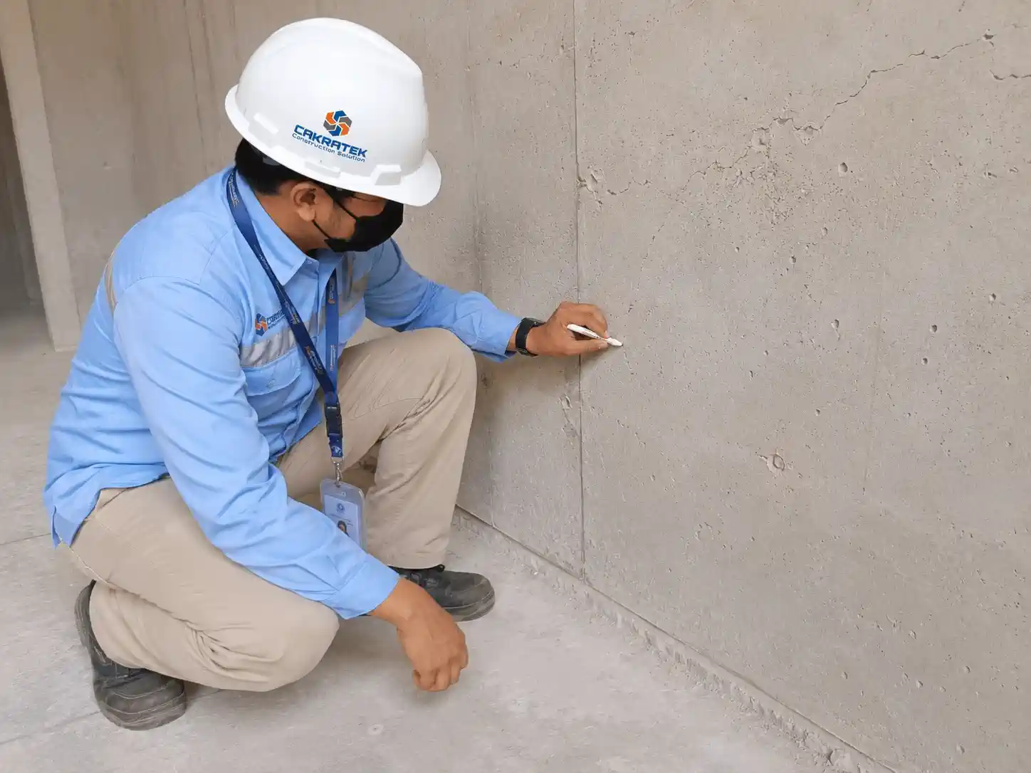 Inspeksi visual kondisi permukaan beton oleh teknisi PT. Cakratek Buana Amerta