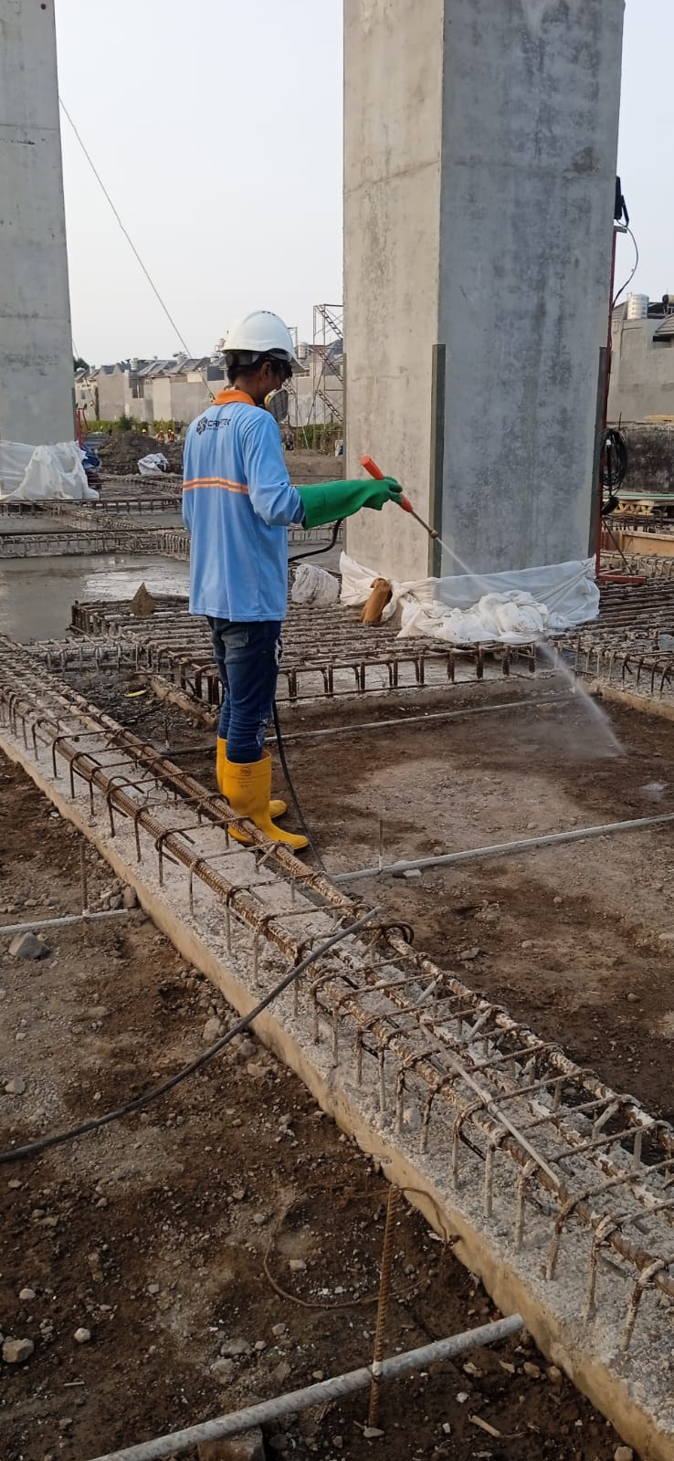 Aplikasi anti termite sebelum pengecoran lantai oleh PT Cakratek Buana Amerta