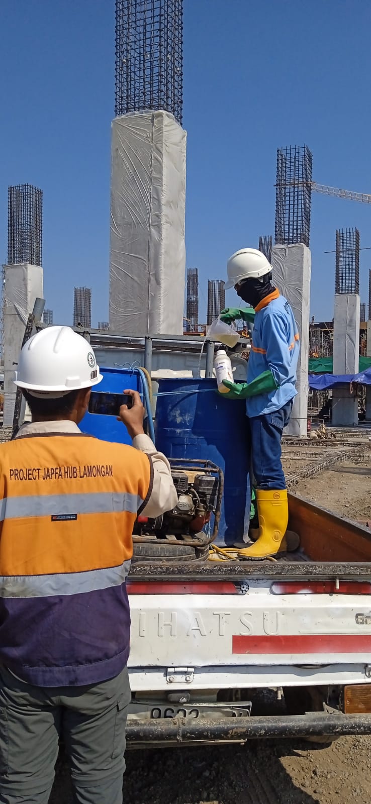 Proses aplikasi anti termite sesuai metode kerja