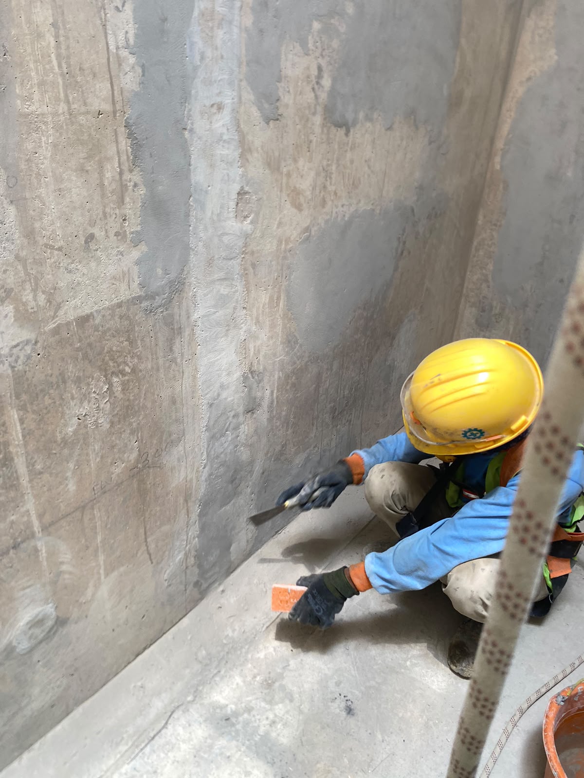 Permukaan beton oil pit sebelum aplikasi protective coating di area industri Cikarang