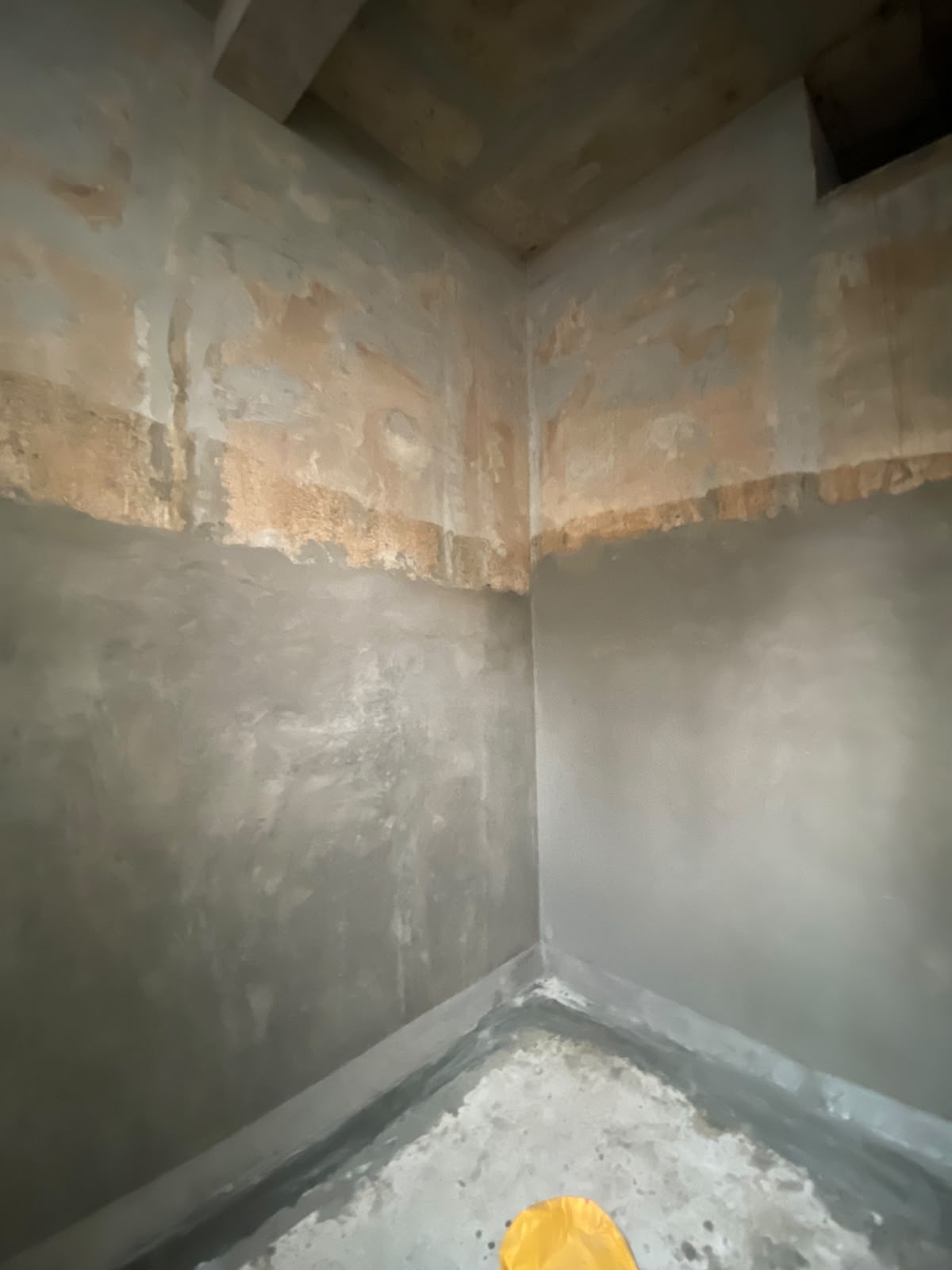 Aplikasi lapisan protective coating pada dinding dan dasar oil pit