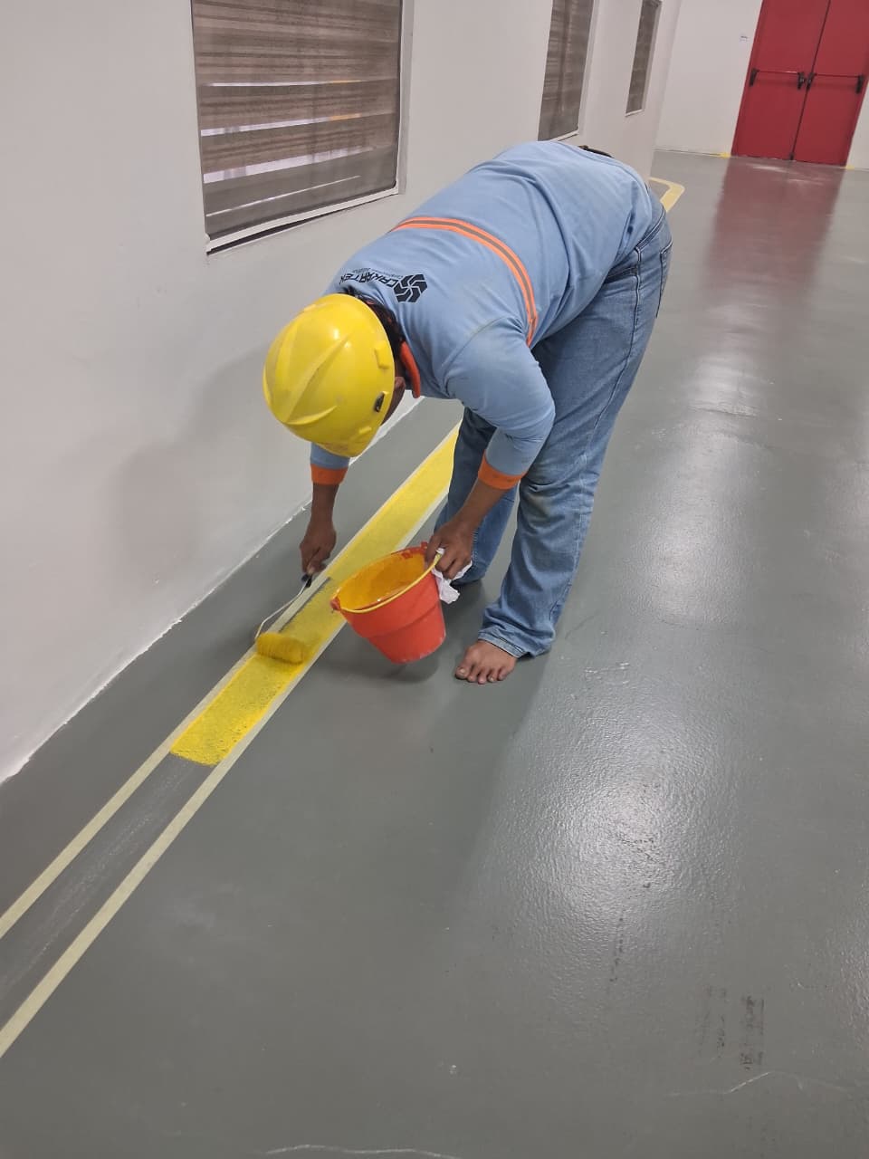 Inspeksi kondisi lantai sebelum proses recoating epoxy