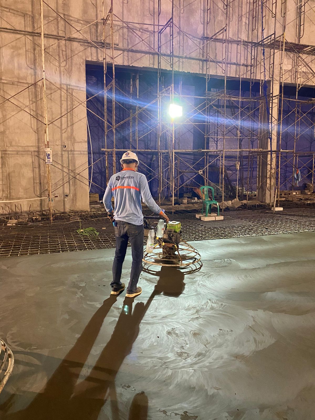 Finishing lantai beton menggunakan power trowel pada waktu setting yang tepat