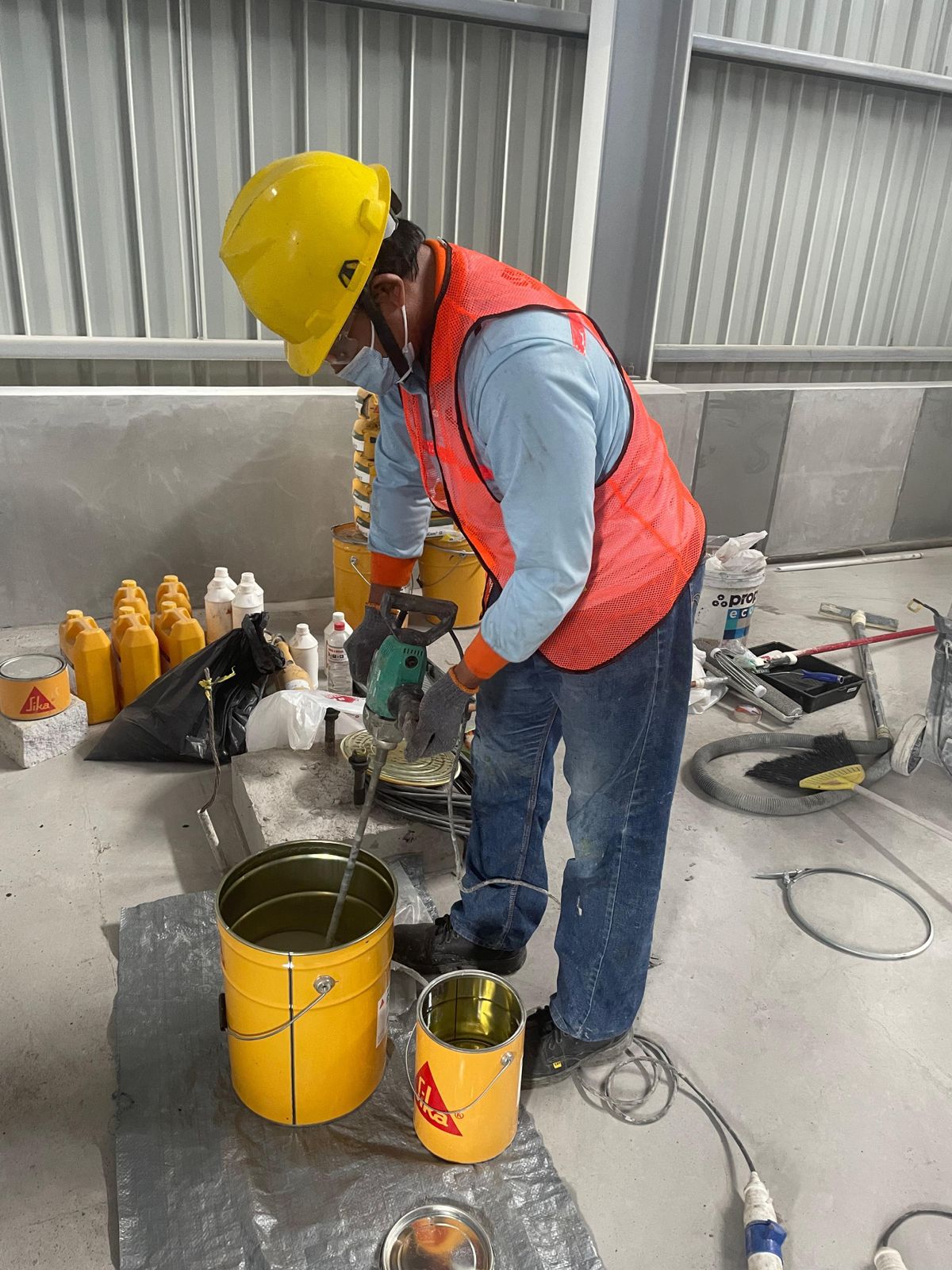 Aplikator Cakratek melakukan mixing material dua komponen menggunakan mixer sesuai rasio pada Technical Data Sheet