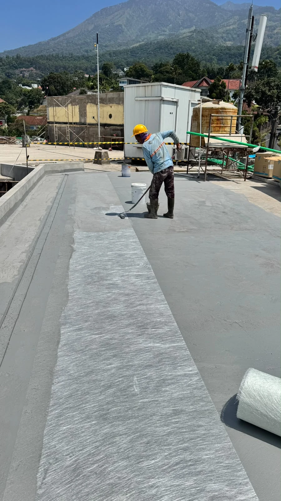 Aplikasi fiberglass pada pekerjaan waterproofing dak atap hotel