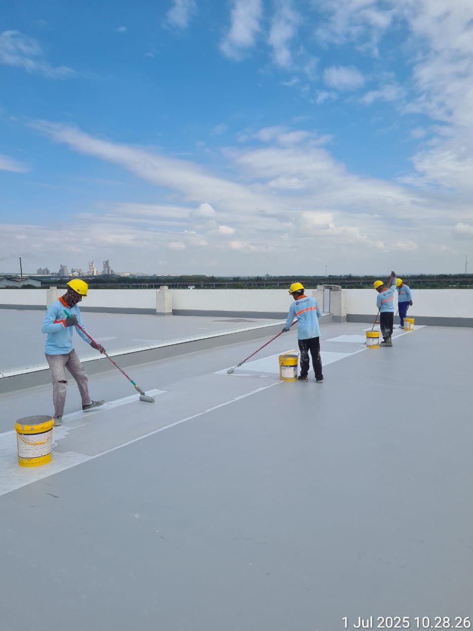 Aplikasi waterproofing pada area rooftop bangunan industri