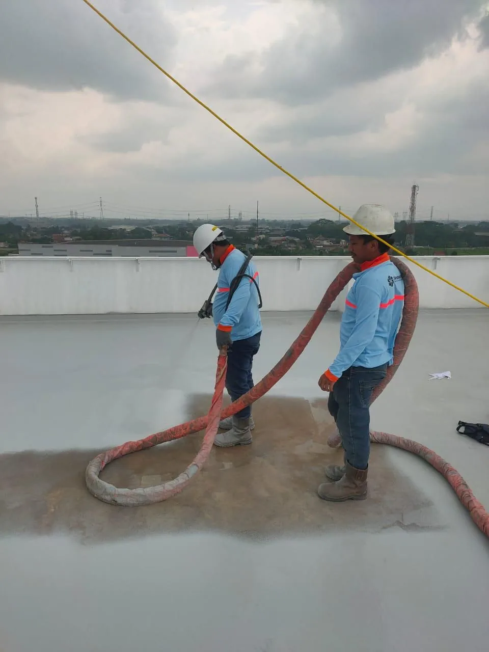 Proses aplikasi waterproofing spray pada rooftop industri