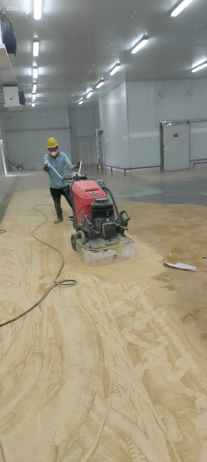 Floor grinding area industri sebelum aplikasi epoxy coating