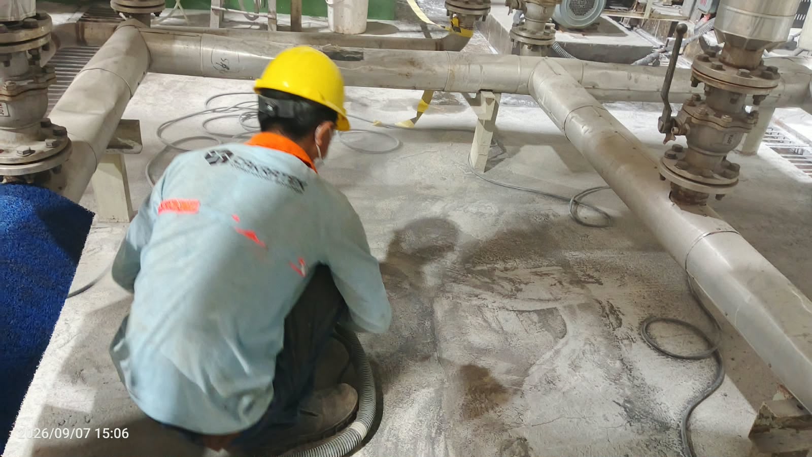 Grinding lantai industri pada area sekitar instalasi pipa