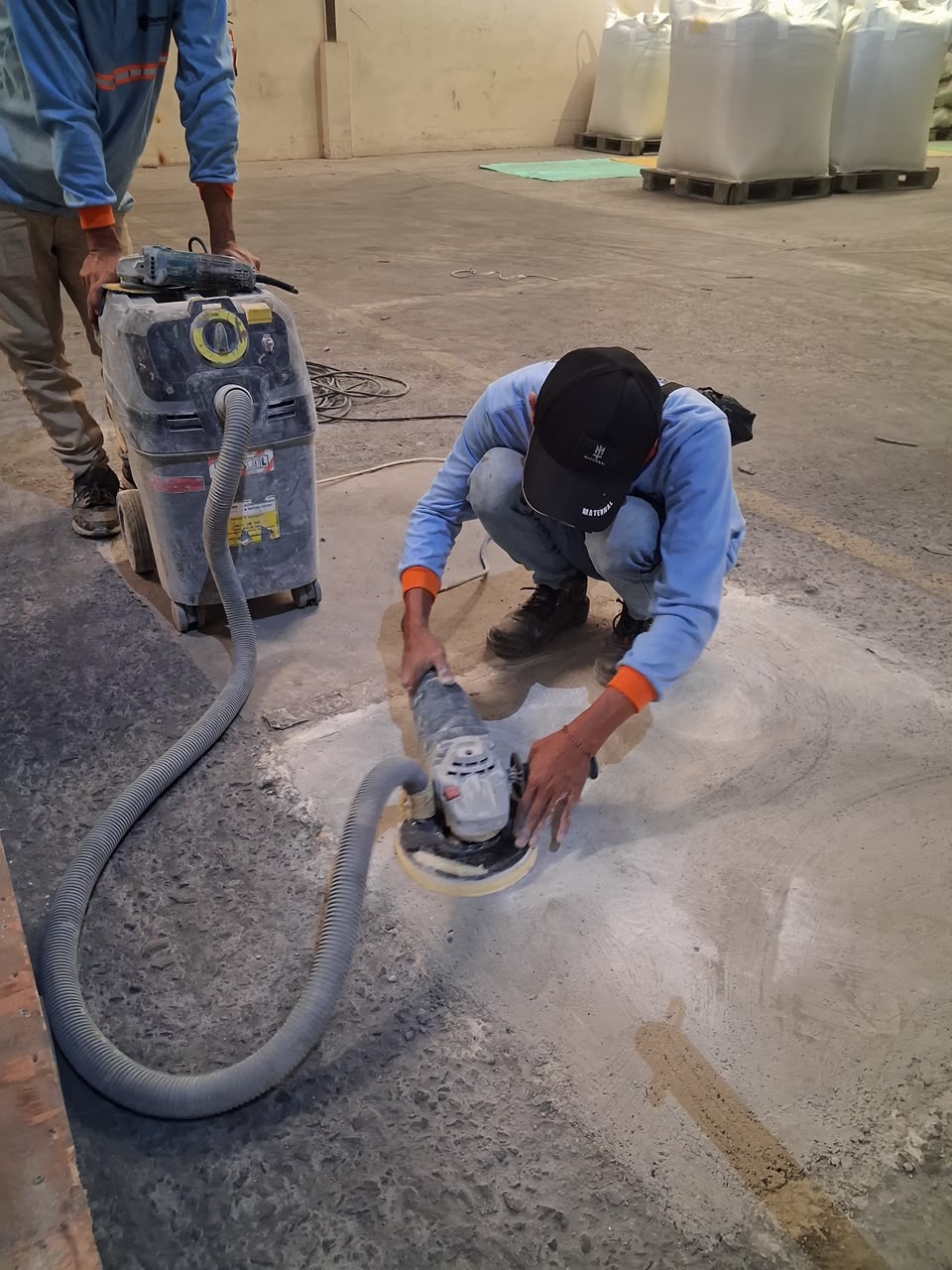 Grinding permukaan beton menggunakan vacuum untuk persiapan epoxy flooring