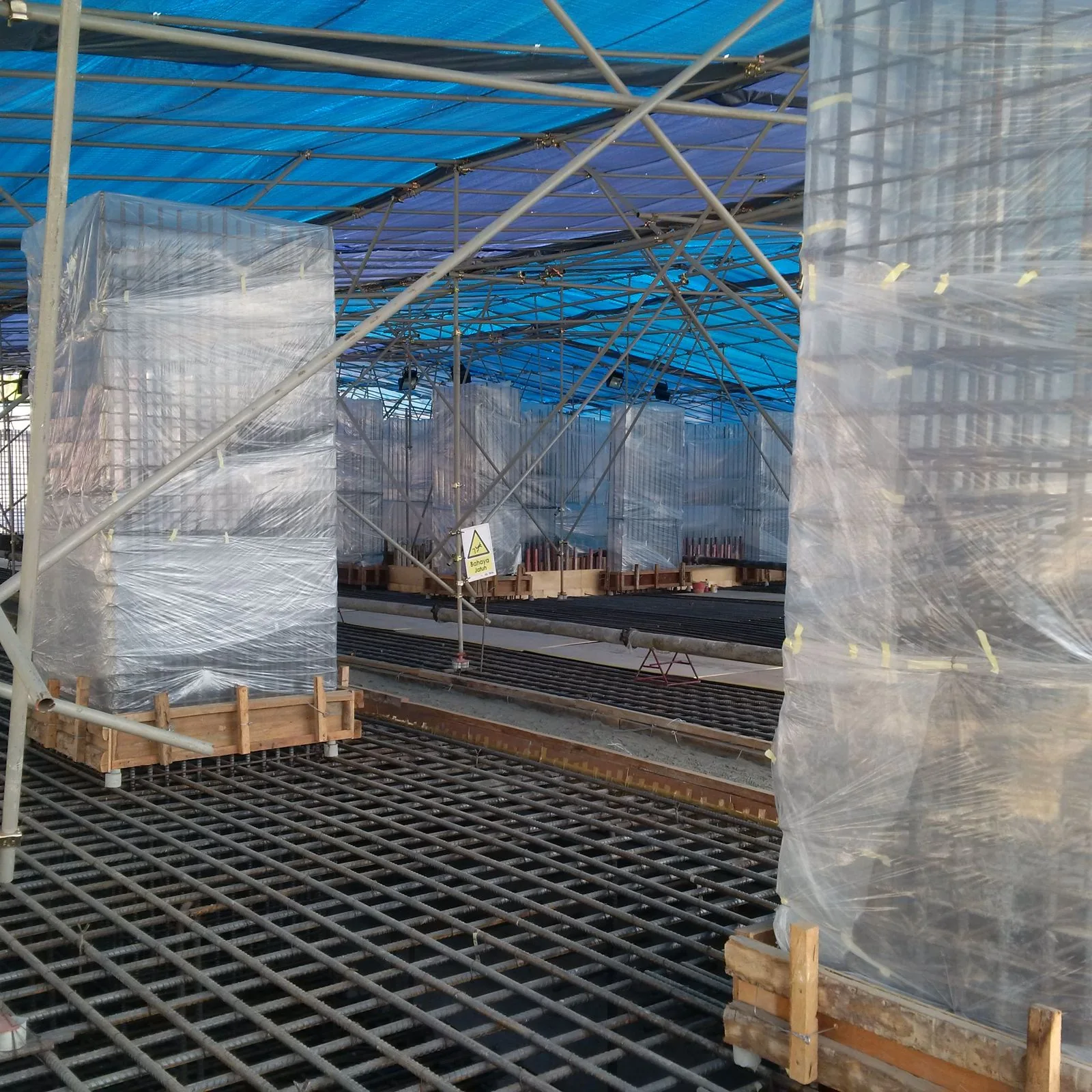 Grouting konstruksi beton industri