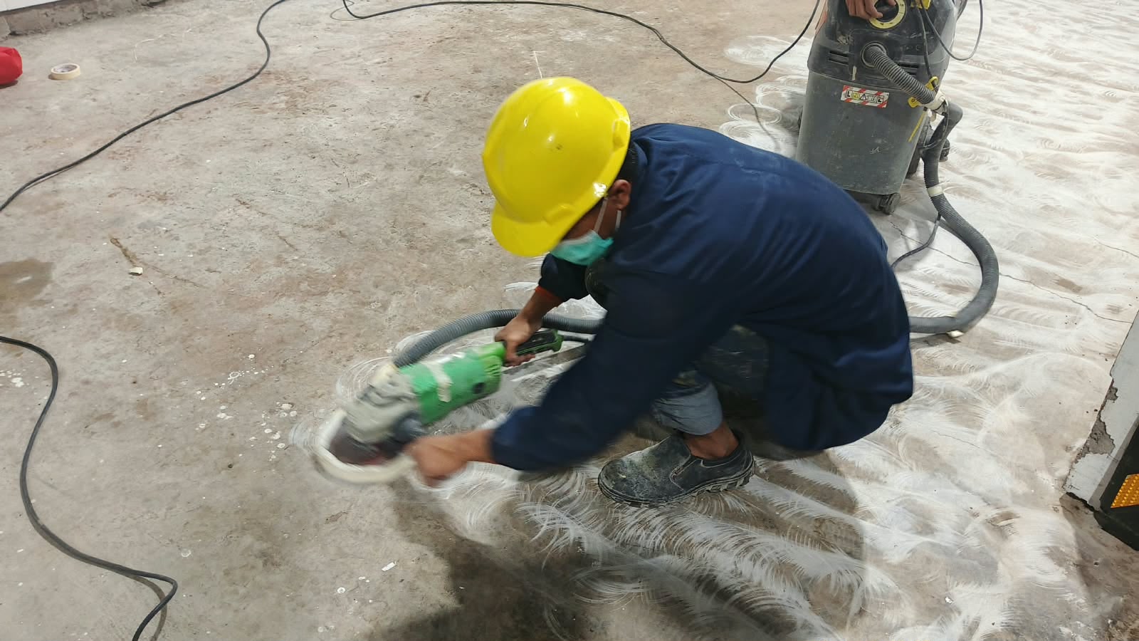 Hand grinding permukaan beton untuk surface preparation epoxy flooring