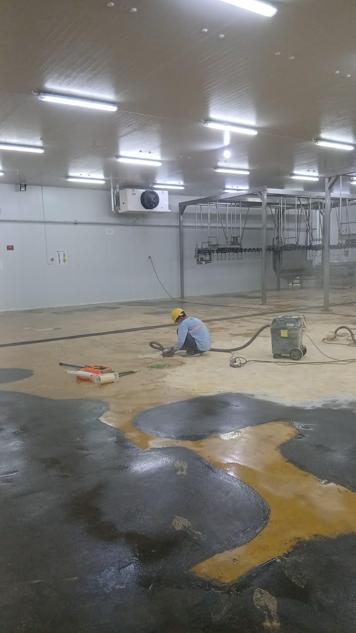Persiapan permukaan lantai sebelum aplikasi epoxy coating