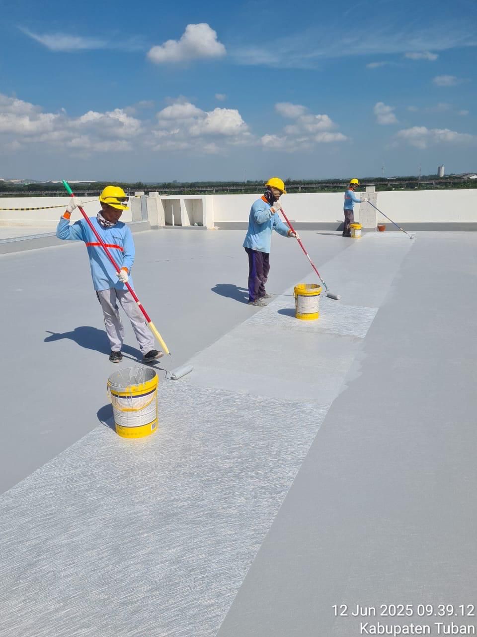 Proses aplikasi waterproofing rooftop menggunakan roller