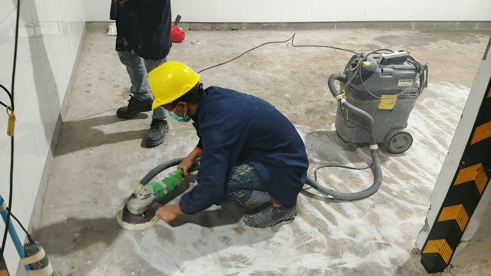 Surface grinding beton dengan dust vacuum untuk epoxy flooring