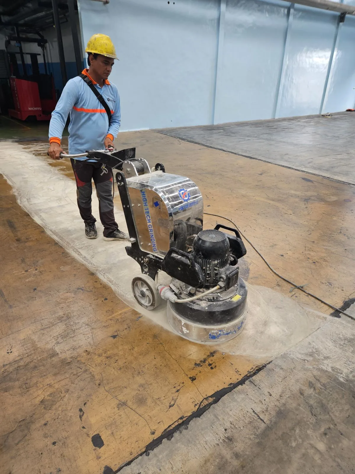 Surface preparation lantai beton industri oleh tim Cakratek