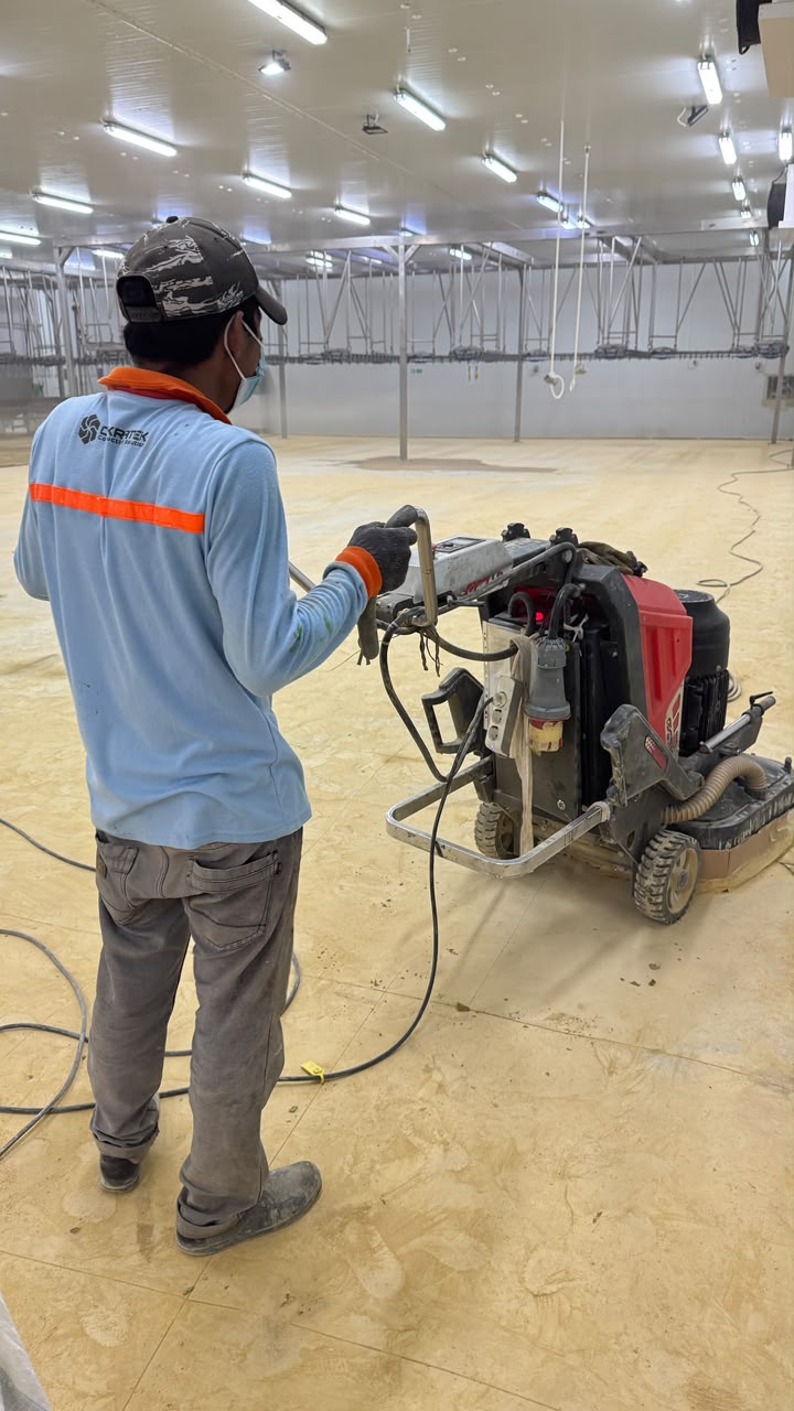 Surface preparation lantai industri menggunakan floor grinder sebelum epoxy flooring