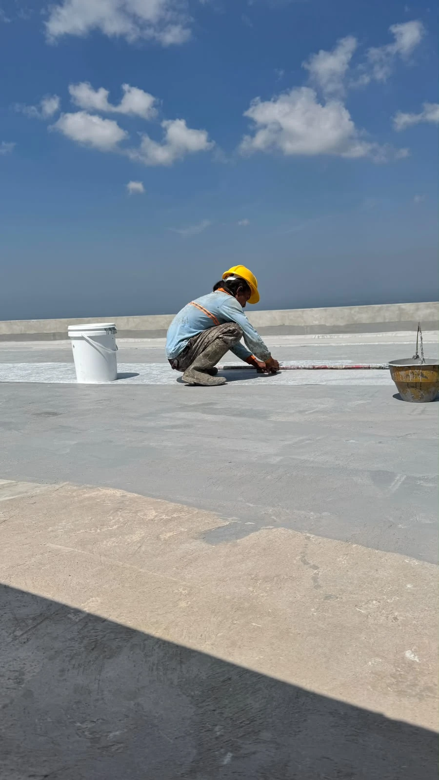 Surface preparation waterproofing dak atap hotel