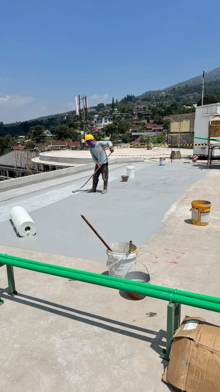 Proses aplikasi waterproofing pada dak atap hotel