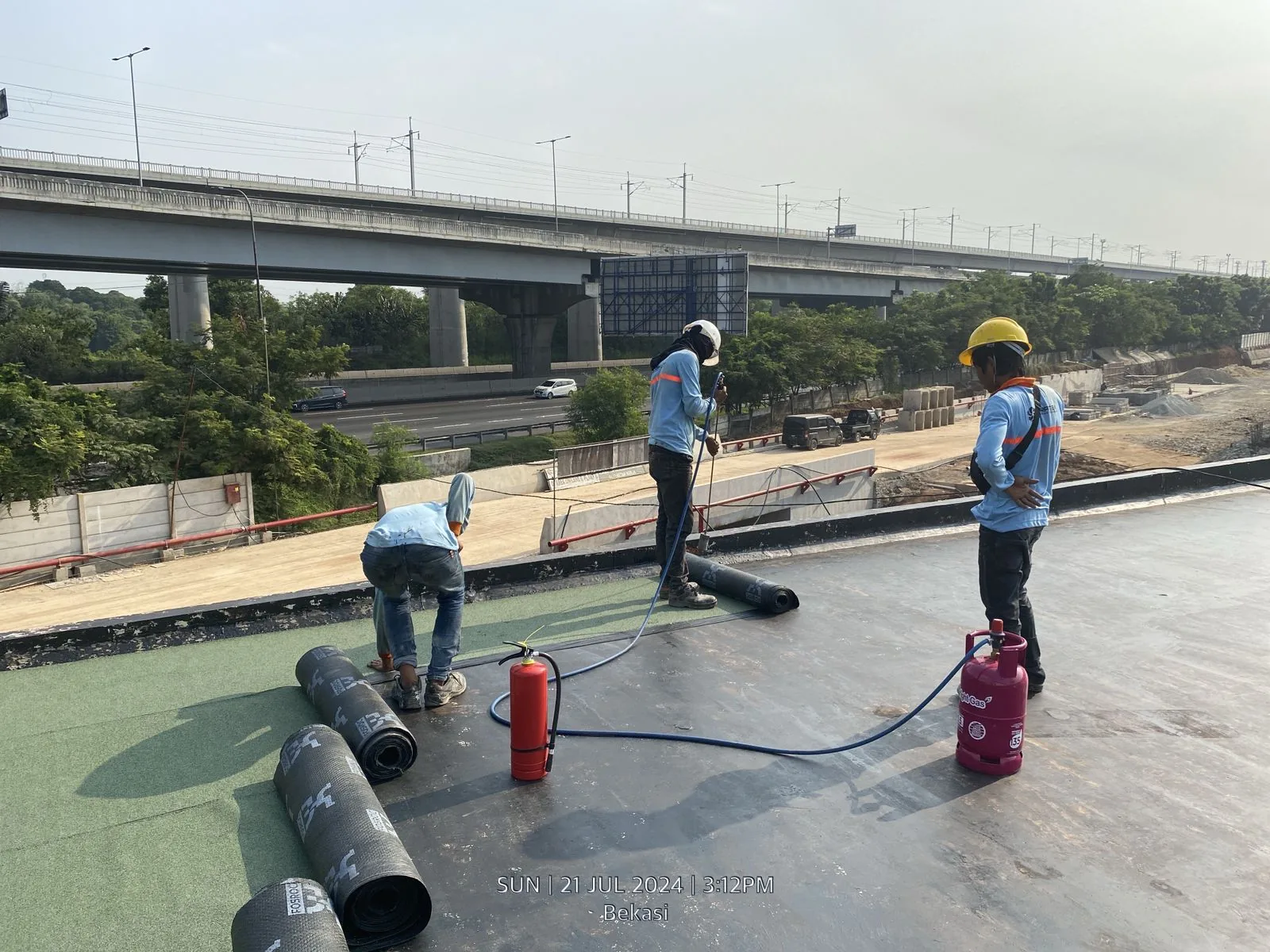 Aplikasi membrane waterproofing pada atap industri