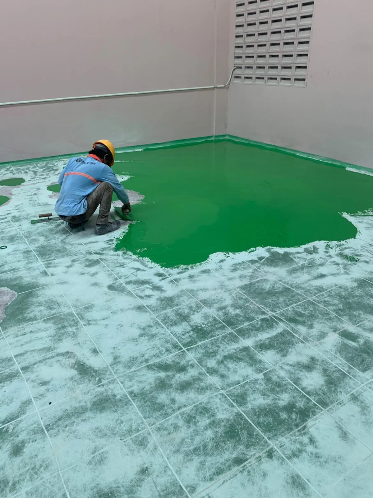 Aplikasi epoxy lantai pabrik warna hijau