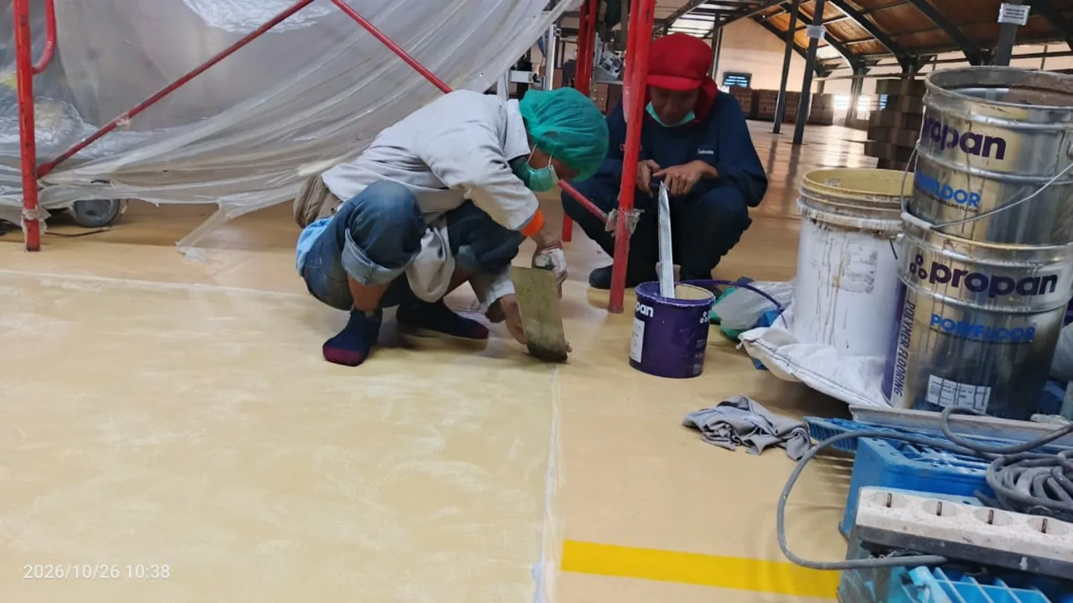 Pengerjaan epoxy mortar pabrik makanan oleh teknisi pada lantai industri