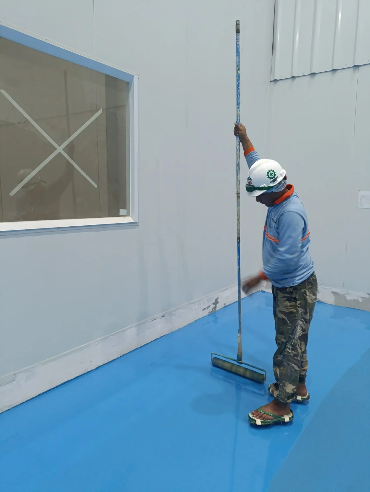 PU Concrete Flooring untuk Industri Dairy | Cakratek 3 Pekerja Cakratek menggunakan roller untuk aplikasi pelapis lantai industri