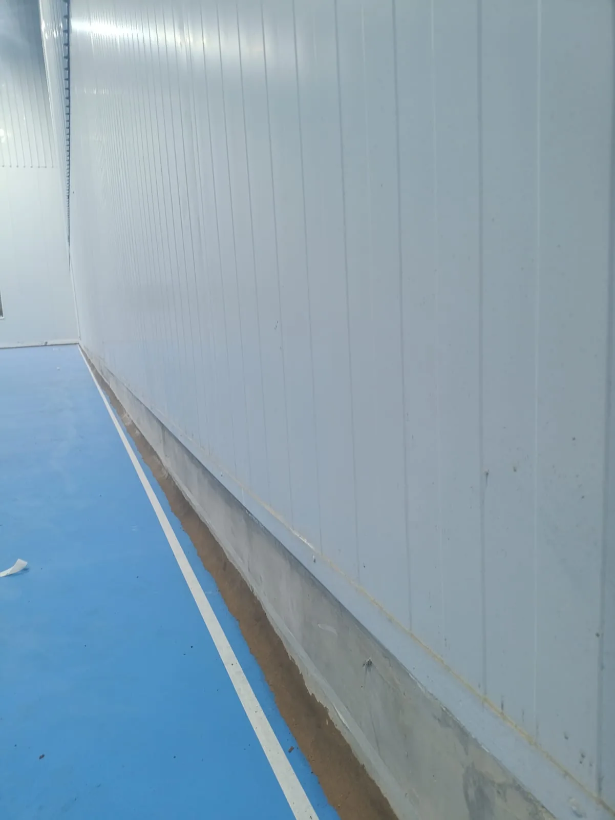Area body curving memanjang di tepi dinding area produksi sebelum finishing coating