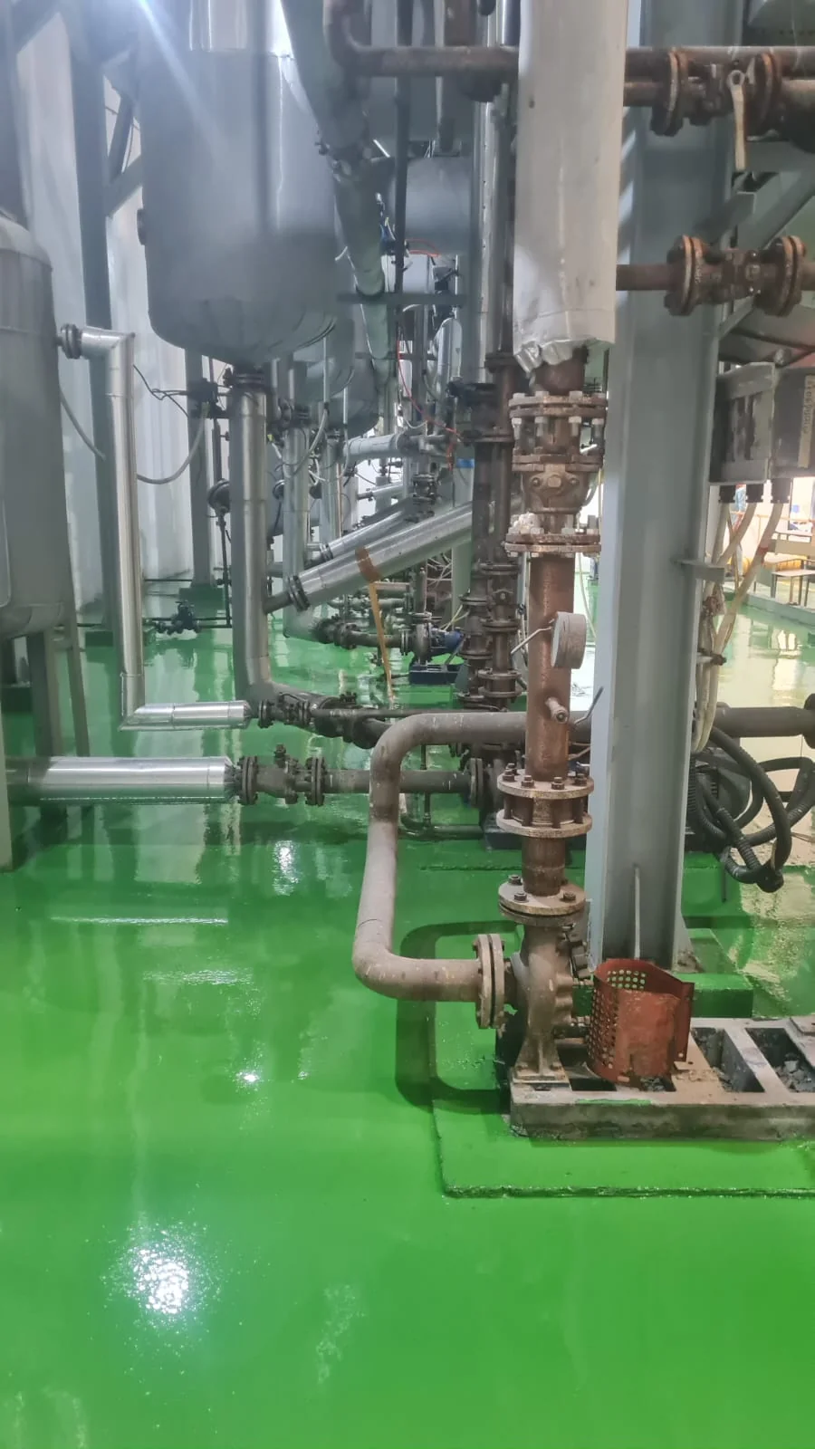Epoxy flooring industri pada area mesin dan pipa pabrik