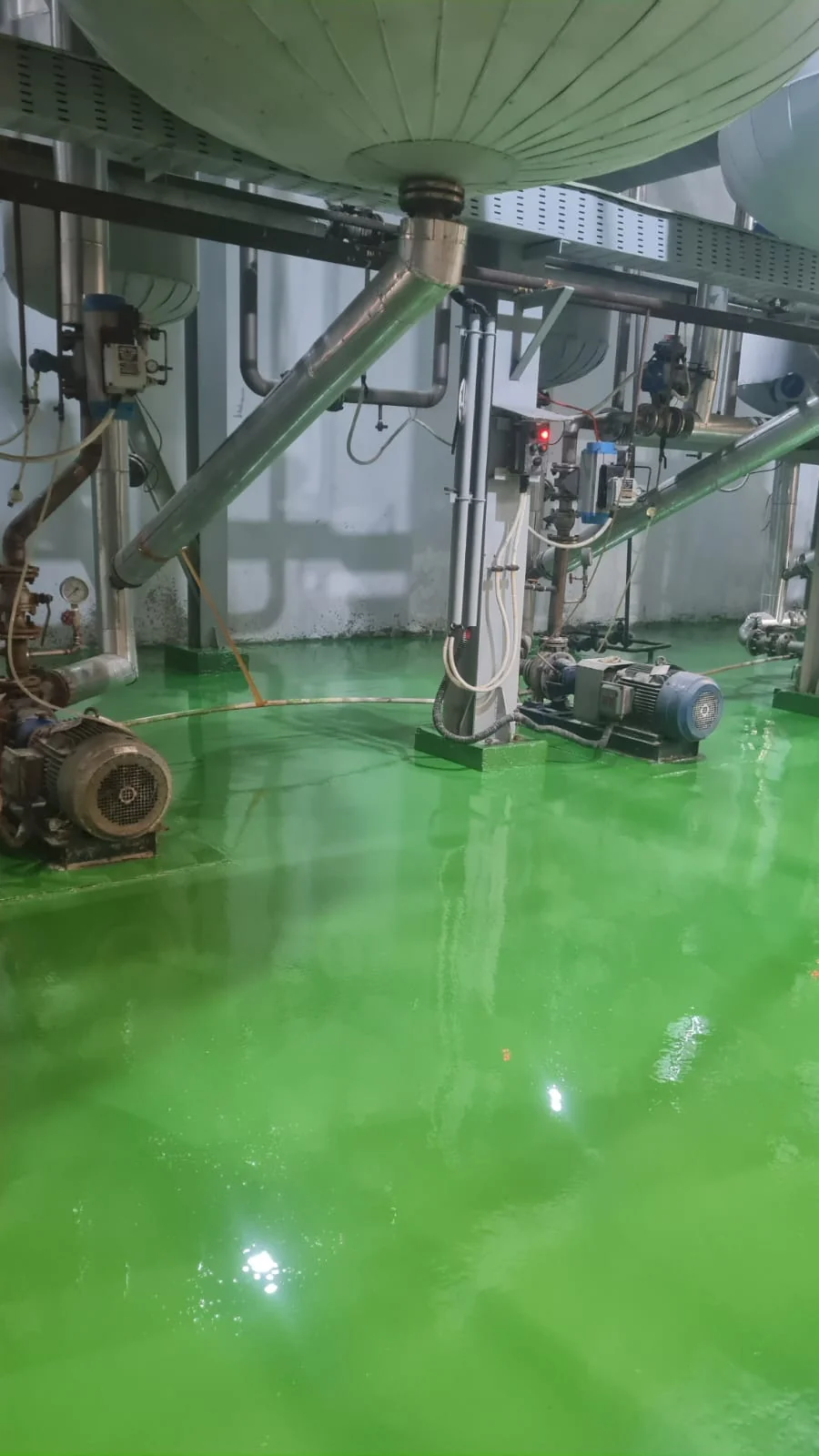 Epoxy lantai industri warna hijau di area pabrik