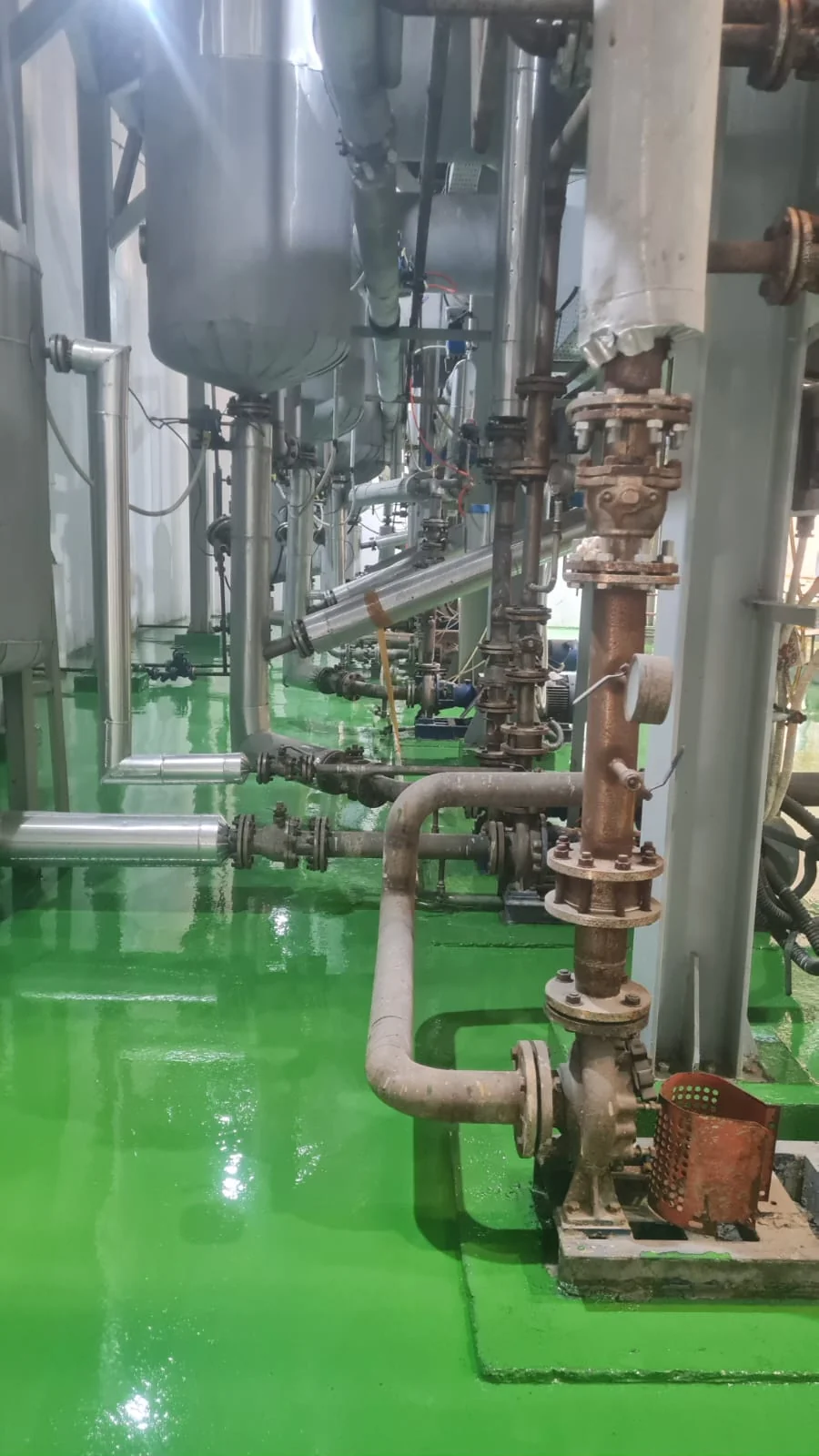 Epoxy lantai pabrik pada area produksi