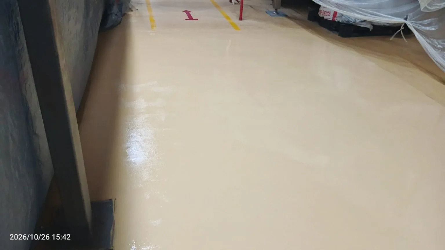 Dokumentasi permukaan lantai pabrik setelah pengerjaan sistem flooring