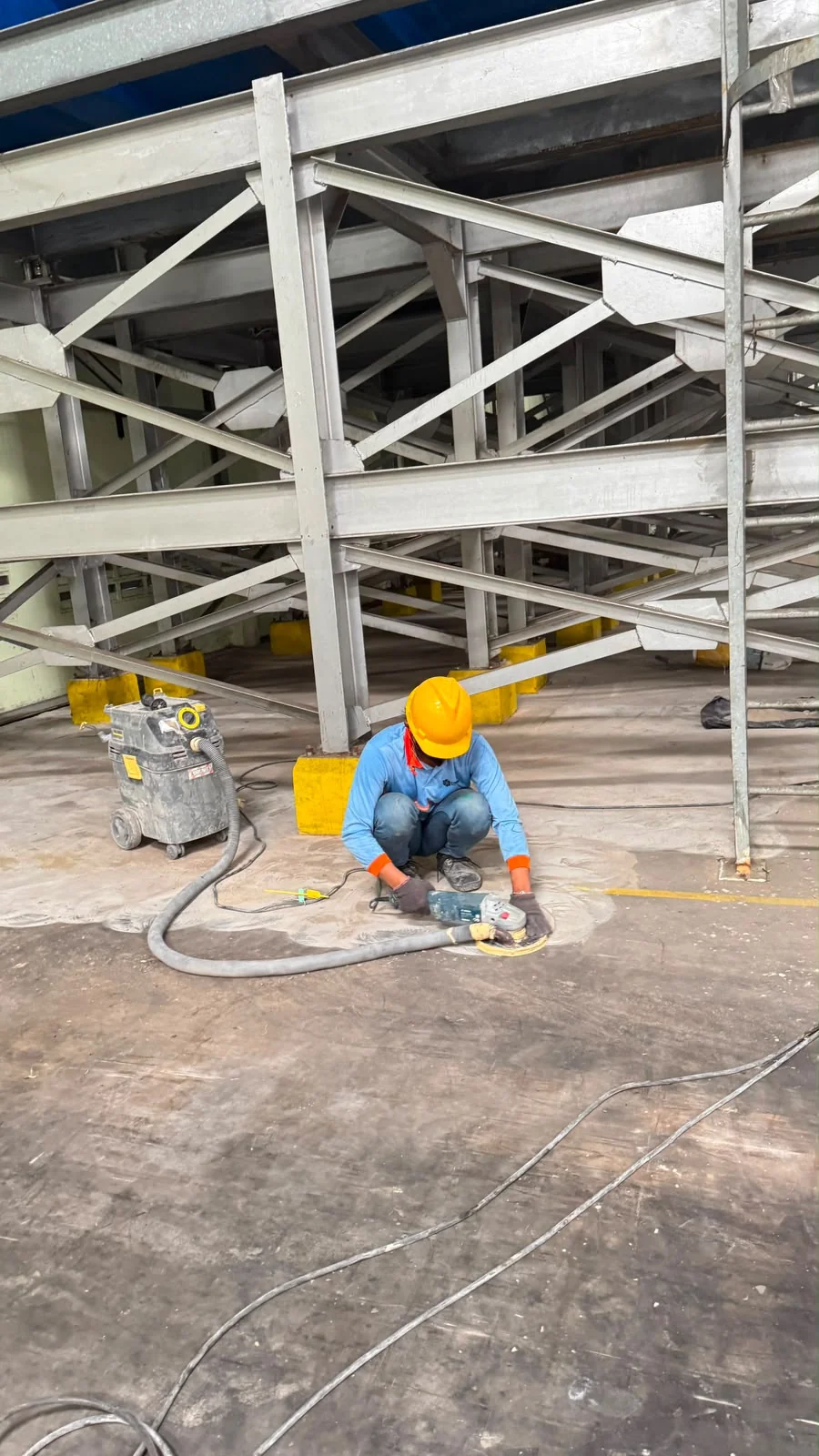 Grinding lantai beton pabrik sebelum renovasi flooring