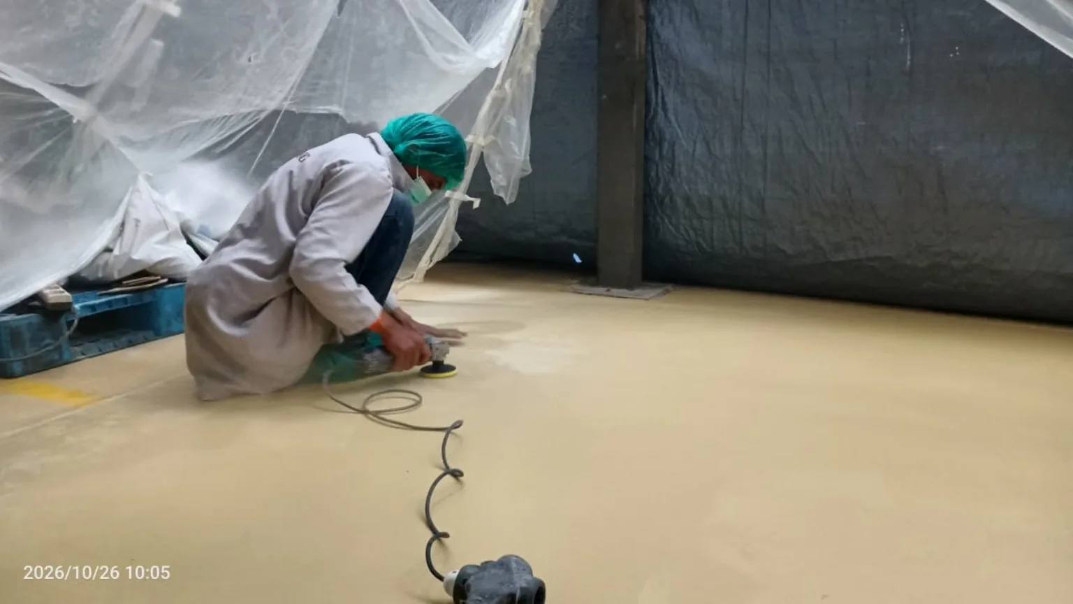 Proses grinding dan persiapan lantai industri sebelum aplikasi mortar