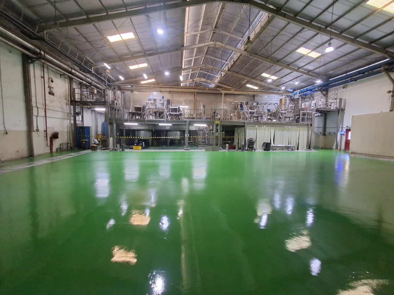 Hasil renovasi epoxy lantai pabrik