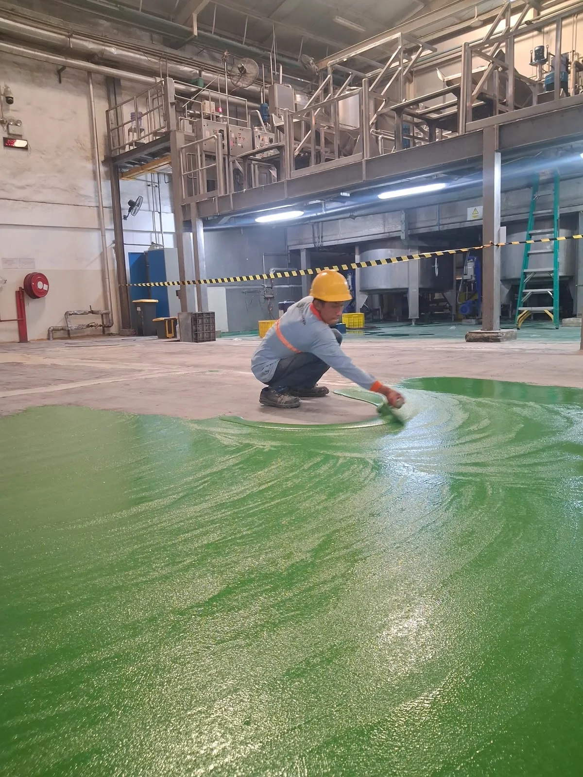 Proses coating epoxy lantai pada fasilitas industri